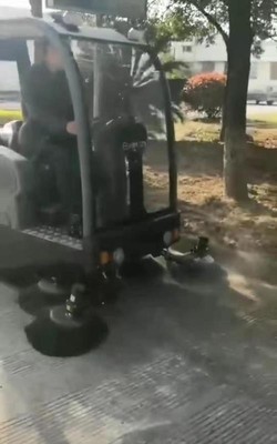 揚子駕駛式掃地機(jī)